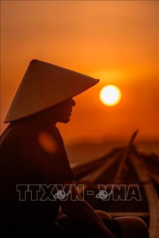 Cảm nhận hoàng hôn tuyệt đẹp trên đầm Ô Loan. Ảnh: Khánh Hòa - TTXVN 