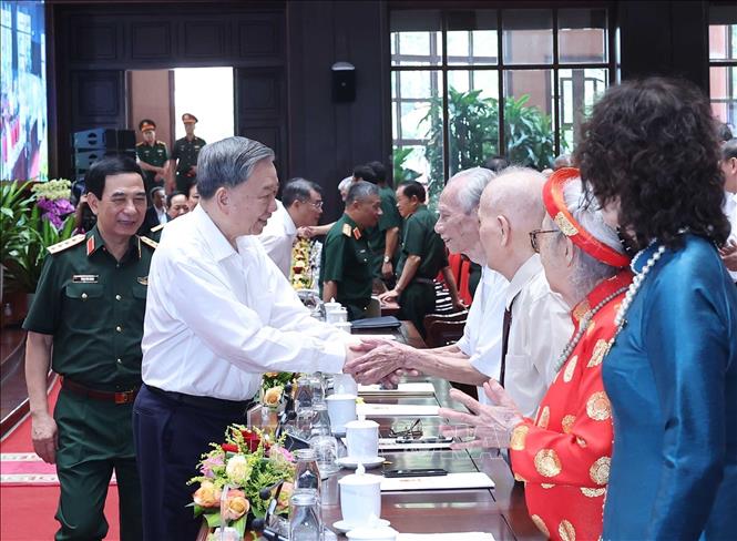 Party General Secretary To Lam with revolutionary veterans. VNA Photo