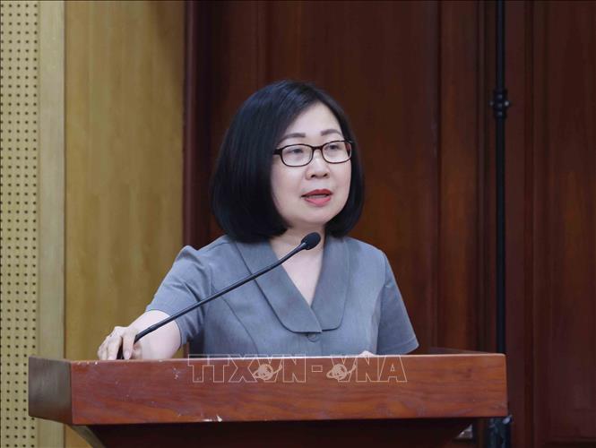 Đồng chí Đoàn Thị Tuyết Nhung, Phó Tổng Giám đốc Thông tấn xã Việt Nam trình bày tham luận tại hội nghị. Ảnh: Phương Hoa - TTXVN
