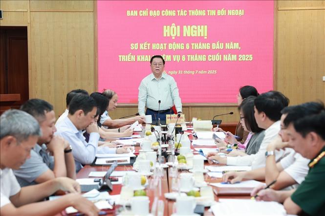 Đồng chí Nguyễn Trọng Nghĩa, Uỷ viên Bộ Chính trị, Bí thư Trung ương Đảng, Trưởng Ban Tuyên giáo và Dân vận Trung ương, Trưởng Ban Chỉ đạo chủ trì hội nghị. Ảnh: Phương Hoa - TTXVN
