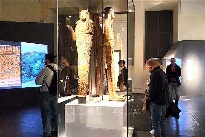 Du khách thăm quan các hiện vật được trưng bày tại Bảo tàng Ai Cập Turin. Ảnh: Thanh Hải - P/v TTXVN tại Italy
