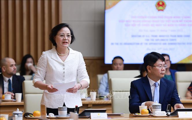 Bộ trưởng Bộ Nội vụ Phạm Thị Thanh Trà báo cáo về kết quả tinh gọn sắp xếp, tổ chức bộ máy và chính quyền địa phương hai cấp. Ảnh: Dương Giang-TTXVN 

