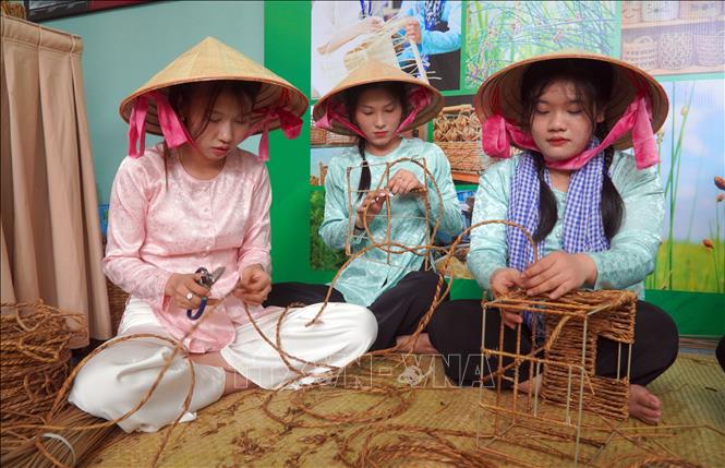 Hội Mỹ nghệ và Chế biến gỗ TP.HCM – Hawa biểu diễn quy trình sản xuất sản phẩm xanh. Ảnh: Trung Tuyến – TTXVN
