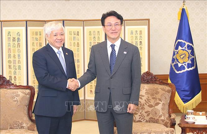 Chủ tịch Ủy ban Trung ương MTTQ Việt Nam Đỗ Văn Chiến gặp Thủ tướng Hàn Quốc Min Kim-seok. Ảnh Khánh Vân - P/v TTXVN tại Hàn Quốc