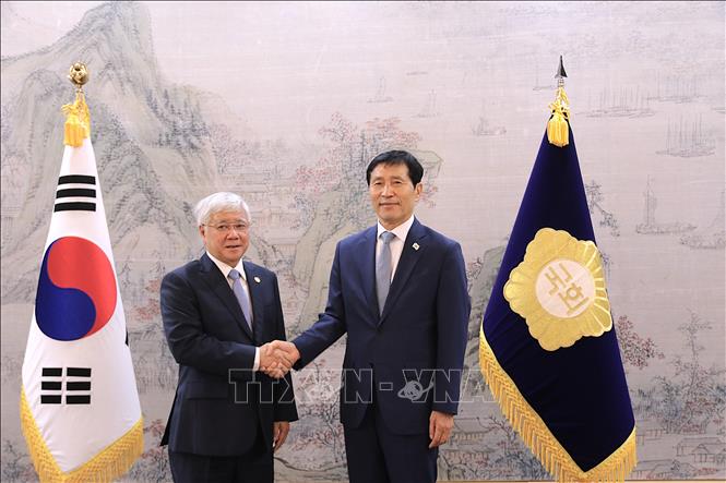 Chủ tịch Ủy ban Trung ương MTTQ Việt Nam Đỗ Văn Chiến gặp Phó Chủ tịch Quốc hội Hàn Quốc Lee Hack-young. Ảnh Khánh Vân - P/v TTXVN tại Hàn Quốc