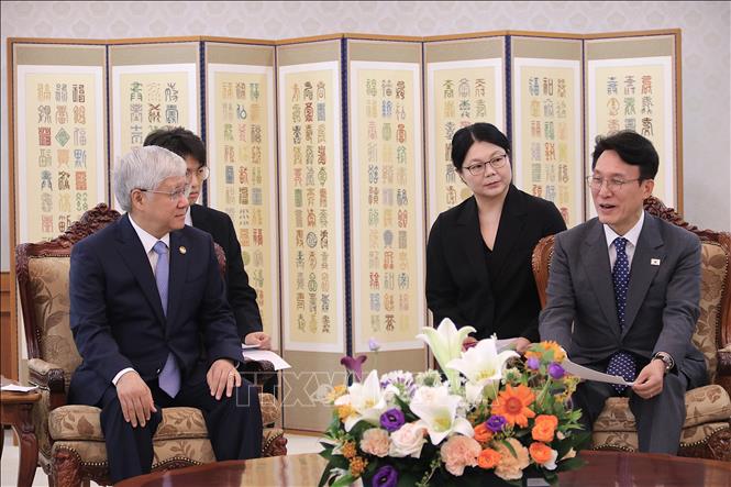 Chủ tịch Ủy ban Trung ương MTTQ Việt Nam Đỗ Văn Chiến gặp Thủ tướng Hàn Quốc Kim Min-seok. Ảnh Khánh Vân - P/v TTXVN tại Hàn Quốc