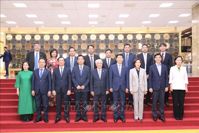 Đoàn đại biểu Ủy ban Trung ương MTTQ Vietj Nam chụp ảnh lưu niệm với Phó Chủ tịch Quốc hội Hàn Quốc Lee Hack-young và các nghị sĩ Quốc hội Hàn Quốc. Ảnh Khánh Vân - P/v TTXVN tại Hàn Quốc