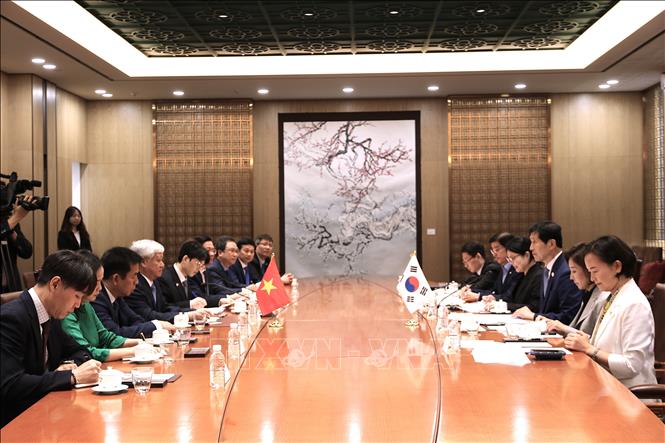 Chủ tịch Ủy ban Trung ương MTTQ Việt Nam Đỗ Văn Chiến gặp Phó Chủ tịch Quốc hội Hàn Quốc Lee Hack-young. Ảnh Khánh Vân - P/v TTXVN tại Hàn Quốc