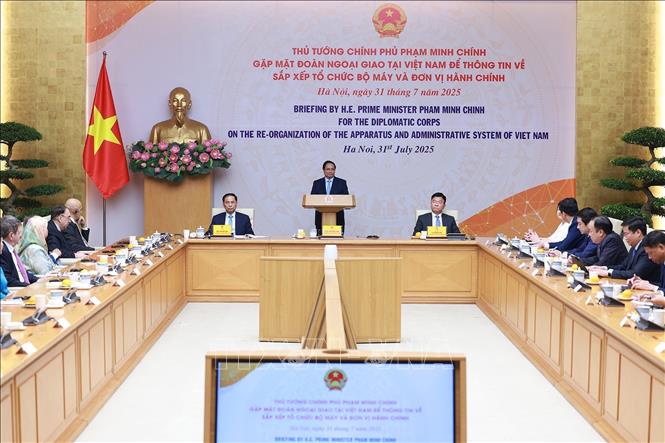 Thủ tướng Phạm Minh Chính gặp mặt Đoàn ngoại giao tại Việt Nam để thông tin về sắp xếp tổ chức bộ máy và đơn vị hành chính. Ảnh: Dương Giang-TTXVN