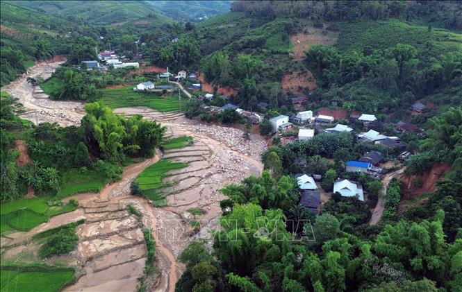 Nhiều hộ gia đình tại xã Chiềng Sơ đang sinh sống trong khu vực có nguy cơ cao bị sạt lở đất đá, lũ ống, lũ quét. Ảnh: Quang Quyết - TTXVN
