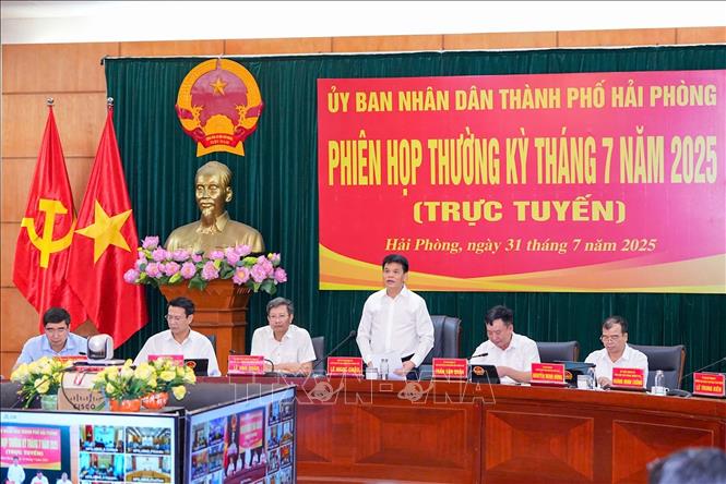 Chủ tịch Ủy ban Nhân dân thành phố Hải Phòng Lê Ngọc Châu phát biểu chỉ đạo tại phiên họp. Ảnh: Minh Huệ-TTXVN