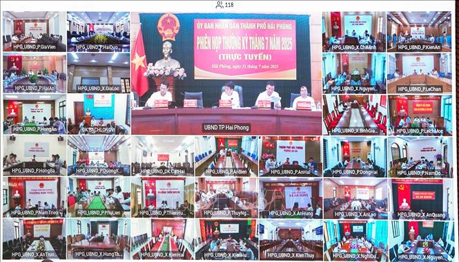 Phiên họp được tổ chức theo hình thức trực tiếp kết hợp trực tuyến, kết nối với 114 xã, phường, đặc khu trên địa bàn thành phố Hải Phòng. Ảnh: Minh Huệ - TTXVN