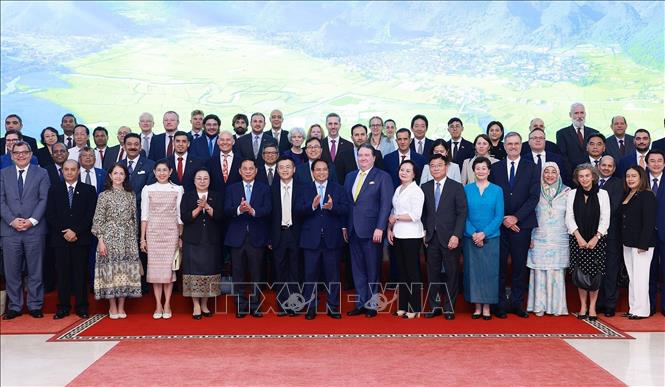 Thủ tướng Phạm Minh Chính với các Đại sứ, đại diện các tổ chức quốc tế tại Việt Nam. Ảnh: Dương Giang-TTXVN