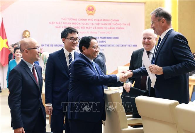 Thủ tướng Phạm Minh Chính với các Đại sứ, đại diện các tổ chức quốc tế tại Việt Nam. Ảnh: Dương Giang-TTXVN