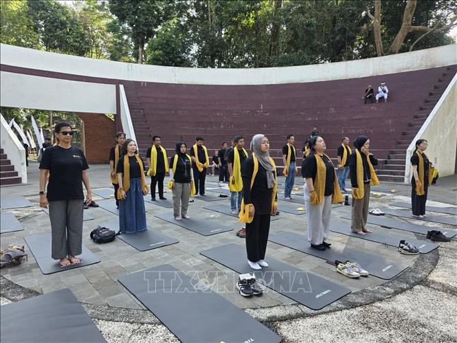 Các đại biểu đã tham gia buổi tập yoga giữa khung cảnh thiên nhiên hùng vĩ của di tích Karakamulyan. Ảnh: Minh Thái – PV TTXVN tại Indonesia