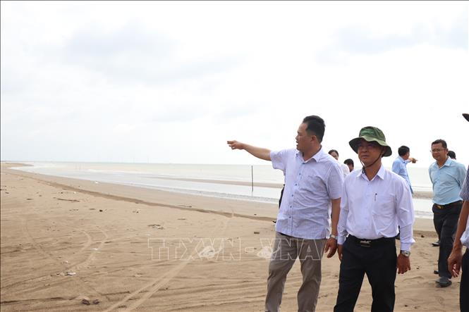 Phó Chủ tịch UBND tỉnh Vĩnh Long Châu Văn Hòa cùng các sở, ngành khảo sát bãi nuôi nghêu của Hợp tác xã Phương Đông, ấp Nhà Mát, phường Trường Long Hòa. Ảnh: Chương Đài - TTXVN