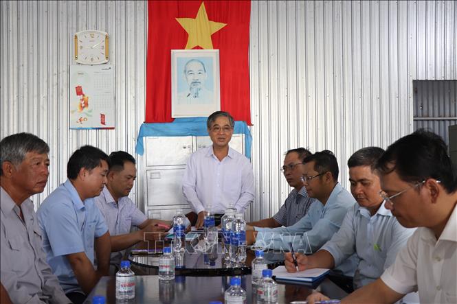 Phó Chủ tịch UBND tỉnh Vĩnh Long Châu Văn Hòa cùng các sở, ngành làm việc với Hợp tác xã Phương Đông (phường Trường Long Hòa). Ảnh: Chương Đài - TTXVN