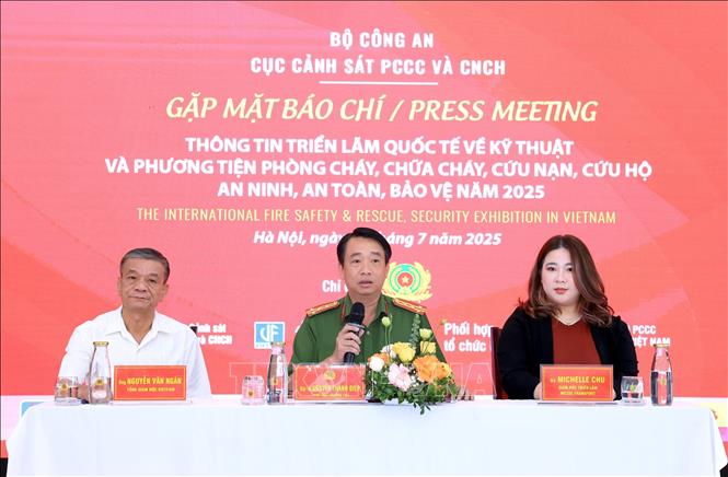 Representatives from the Ministry of Public Security’s Department of Fire Prevention, Fighting and Rescue answer questions at the press conference. VNA Photo: Tuấn Anh