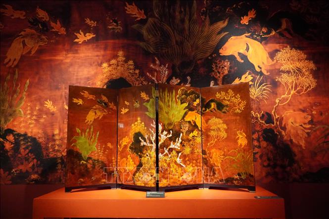 An old lacquer art piece at the exhibition. VNA Photo: Tâm Hằng