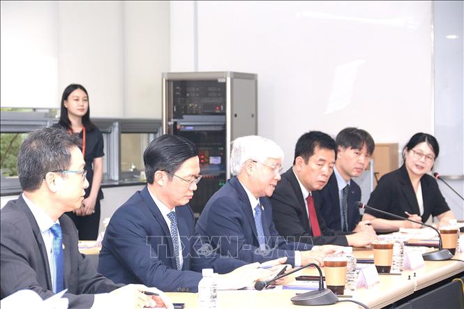 Politburo member, Party Central Committee Secretary and President of the Vietnam Fatherland Front Central Committee Do Van Chien at a working session with Global Knowledge Exchange & Development Centre under the Korea Development Institute. VNA Photo: Khánh Vân