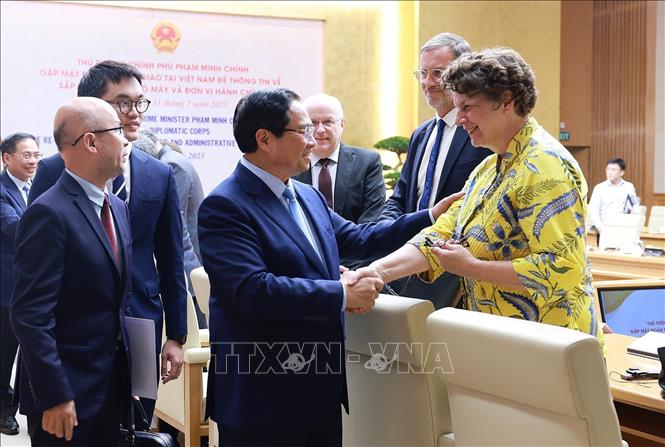Prime Minister Pham Minh Chinh meets ambassadors, chargés d’affaires, and representatives of countries and international organisations at the meeting. VNA Photo: Dương Giang