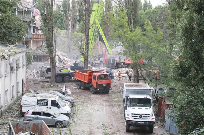 Hiện trường một vụ tấn công của Nga xuống quận Sviatoshinskyi, thủ đô Kiev (Ukraine) ngày 31/7/2025. Ảnh: THX/TTXVN