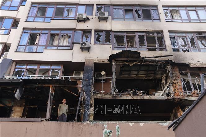 Một toà nhà bị hư hỏng sau vụ không kích của Nga xuống quận Shevchenkivskyi ở thủ đô Kiev, Ukraine ngày 21/7/2025. Ảnh: THX/TTXVN