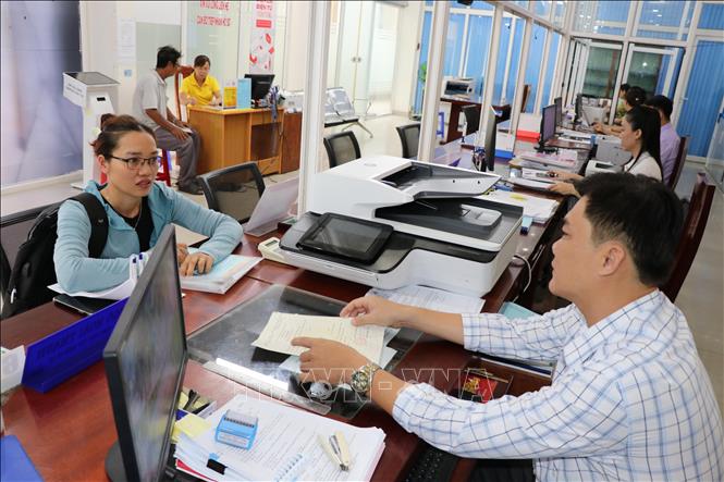 Người dân thực hiện thủ tục hành chính tại Trung tâm Phục vụ hành chính công phường Trà Vinh. Ảnh: Thanh Hòa - TTXVN