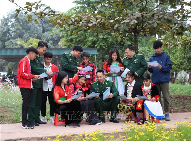 Công tác bảo vệ nền tảng tư tưởng của Đảng, đấu tranh, phản bác các thông tin, quan điểm sai trái, thù địch có nhiều chuyển biến, đạt những kết quả tích cực. Ban Tuyên giáo Trung ương và Ban Chỉ đạo 35 của các bộ, ngành, địa phương triển khai đồng bộ các giải pháp đấu tranh ngăn chặn, gỡ bỏ các thông tin xấu độc, phản bác quan điểm sai trái thù địch. Trong ảnh: Bộ đội Biên phòng tỉnh Điện Biên tuyên truyền, phổ biến pháp luật về an ninh biên giới, chủ quyền lãnh thổ cho các em học sinh các dân tộc tại Trường THPT Mường Nhé. Ảnh: Xuân Tiến – TTXVN