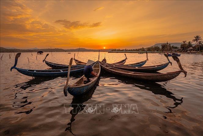 Magnificient sunset on O Loan Lagoon. VNA Photo: Khánh Hòa