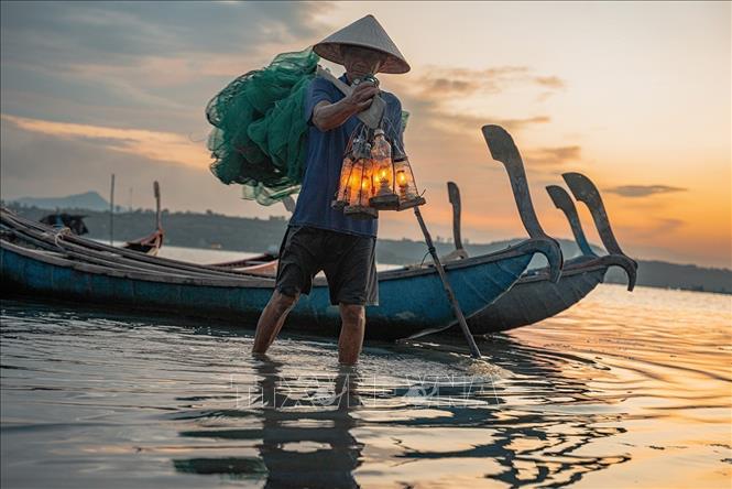 O Loan Lagoon is not only a great natural landscape but also plays an important role in the lives of local people. It is a source of abundant seafood for the region, contributing significantly to the economy and people's lives. VNA Photo: Khánh Hòa