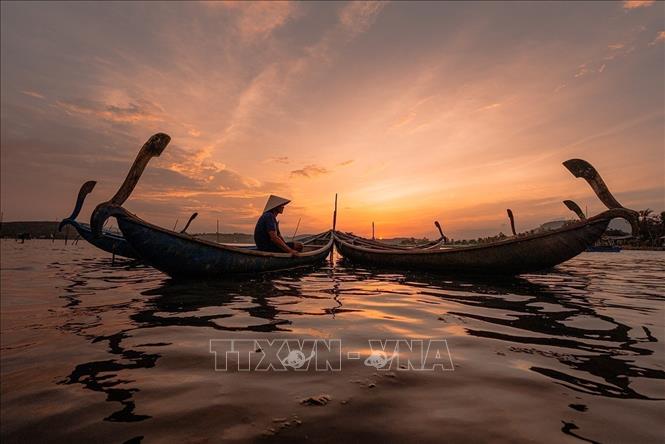 Splendid sunset on O Loan Lagoon. VNA Photo: Khánh Hòa