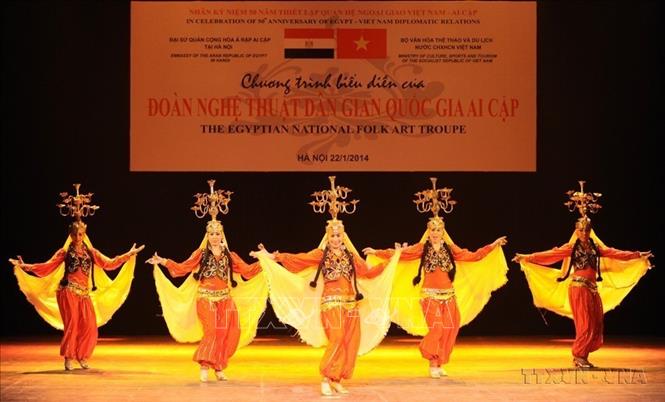 Các nghệ sĩ Ai Cập biểu diễn múa truyền thống tại chương trình nghệ thuật đặc sắc do Đoàn Nghệ thuật Dân gian Quốc gia Ai Cập biểu diễn tại Nhà hát Lớn (Hà Nội, 22/1/2014). Ảnh: Minh Đức - TTXVN