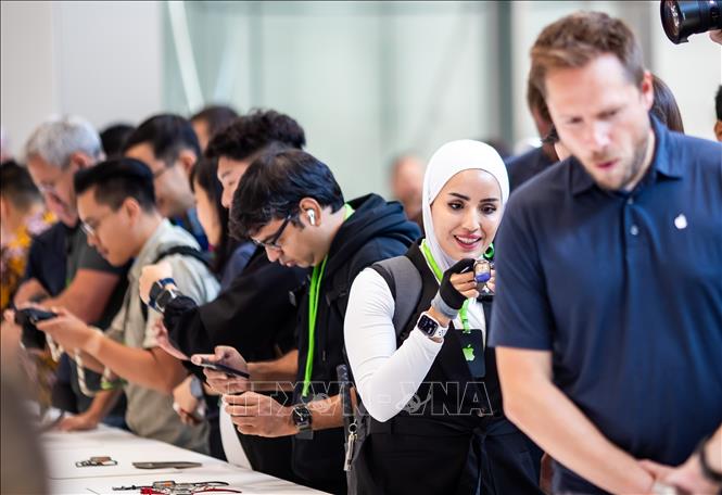 Khách hàng trải nghiệm các sản phẩm của Apple tại Cupertino, California, Mỹ. Ảnh: THX/TTXVN