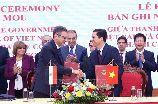 Phó Tổng Thanh tra Chính phủ Dương Quốc Huy và Phó Chủ tịch Cơ quan Giám sát Hành chính Ai Cập Tamer El Fargany ký Bản ghi nhớ hợp tác giữa hai nước (Hà Nội, 7/10/2024). Ảnh: Văn Điệp – TTXVN