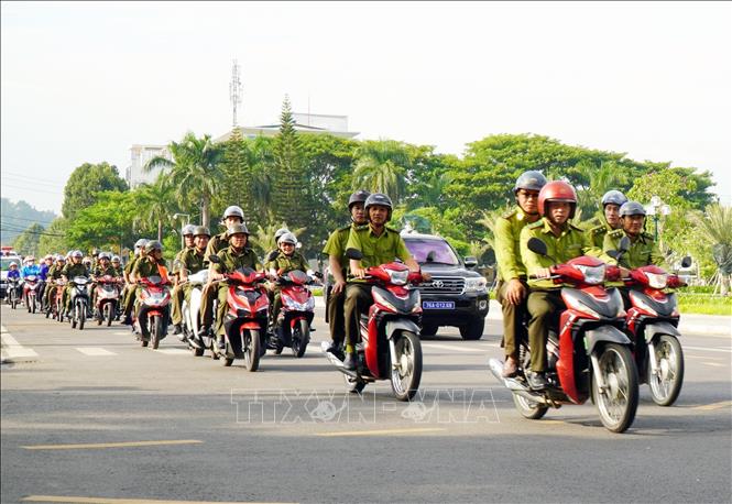 Lực lượng nghiệp vụ Công an tỉnh tham gia diễu hành trên một số tuyến đường. Ảnh: Lê Phước Ngọc - TTXVN