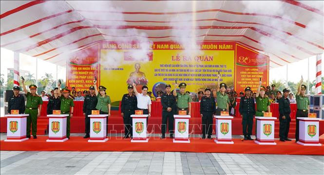 Nghi thức phát hỏa phát động ra quân đợt cao điểm trấn áp tội phạm. Ảnh: Lê Phước Ngọc - TTXVN
