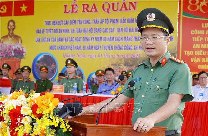 Đại tá Hồ Song Ân, Giám đốc Công an tỉnh Quảng Ngãi phát biểu tại lễ ra quân. Ảnh: Lê Phước Ngọc - TTXVN
