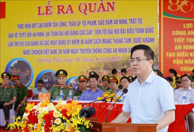 Chủ tịch UBND tỉnh Quảng Ngãi Nguyễn Hoàng Giang phát biểu tại lễ ra quân. Ảnh: Lê Phước Ngọc - TTXVN
