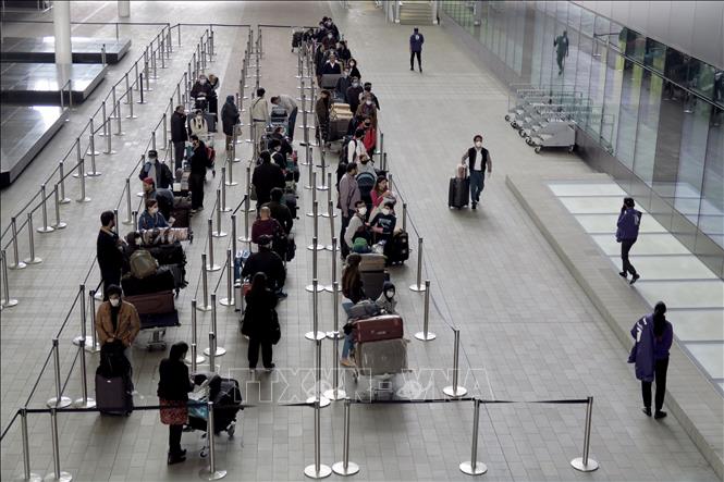 Hành khách tại sân bay Heathrow ở thủ đô London, Anh. Ảnh: THX/TTXVN
