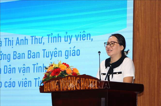 Bà Hà Thị Anh Thư, Phó Trưởng Ban Tuyên giáo và Dân vận Tỉnh ủy Quảng Ngãi, phát biểu tại Hội nghị. Ảnh: Đinh Hương - TTXVN