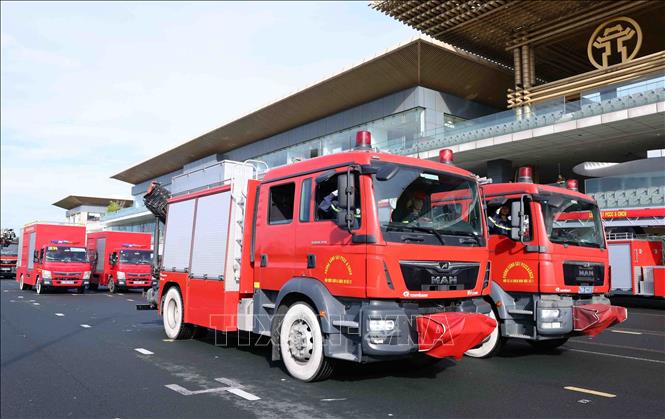 Khối xe chữa cháy cứu nạn cứu hộ của lực lượng PCCC và CNCH tham gia diễu binh, diễu hành tại buổi hợp luyện lần 3. Ảnh: Phạm Kiên - TTXVN