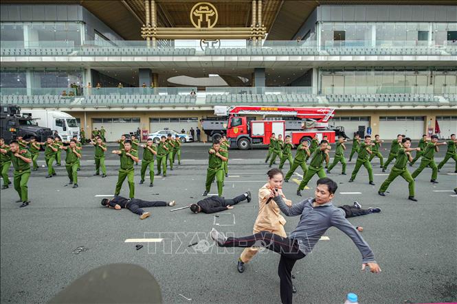 Màn biểu diễn võ thuật tình huống giả định trấn áp tội phạm tại buổi hợp luyện lần 3. Ảnh: Phạm Tuấn Anh - TTXVN