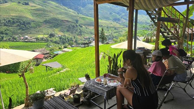 Những quán cà phê nhìn ra các thửa ruộng bậc thang xanh mướt, gần gũi với thiên nhiên ở Tả Van được du khách yêu thích. Ảnh: Hương Thu-TTXVN