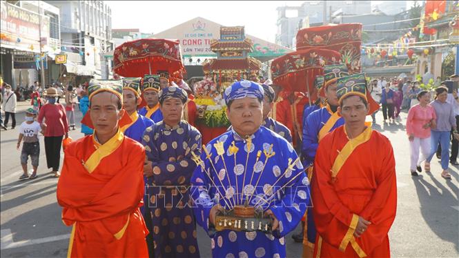 Ban Tế tự Đền thờ ông, bà Đỗ Công Tường ở phường Cao Lãnh (tỉnh Đồng Tháp) thực hiện Lễ nghinh sắc theo nghi thức dân gian truyền thống. Ảnh: Nhựt An - TTXVN