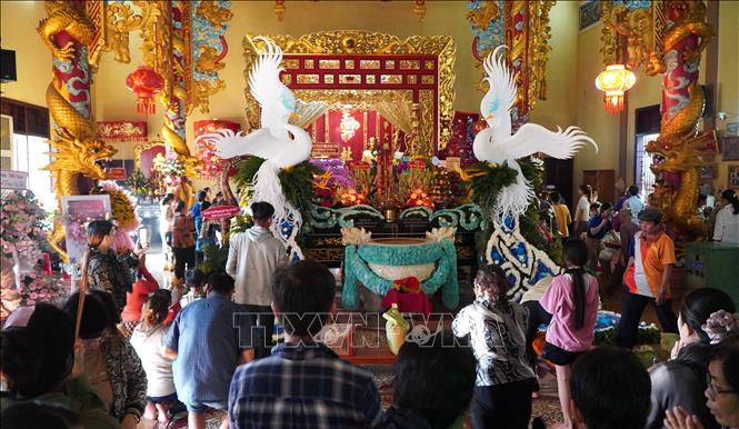 Người dân đến cúng viếng tại Đền thờ ông, bà Đỗ Công Tường ở phường Cao Lãnh (tỉnh Đồng Tháp). Ảnh: Nhựt An - TTXVN