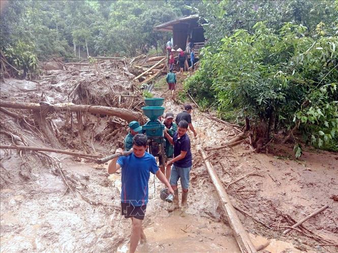 Vận chuyển tài sản của nhân dân xã Bó Sinh đến nơi an toàn. Ảnh: TTXVN phát