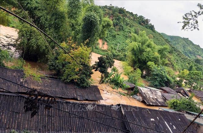 Hiện nay, mực nước trên các sông ở xã Bó Sinh đang dâng rất cao khiến nhiều nơi bị ngập lụt. Ảnh: TTXVN phát