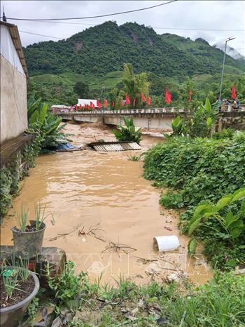 Hiện nay, mực nước trên các sông ở xã Bó Sinh đang dâng rất cao khiến nhiều nơi bị ngập lụt. Ảnh: TTXVN phát