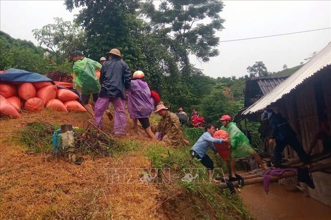 Vận chuyển tài sản của nhân dân xã Bó Sinh đến nơi an toàn. Ảnh: TTXVN phát